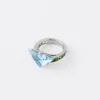 Anillo solitario Couleur Vivante – Oro blanco con aguamarina y peridoto Anillo solitario Couleur Vivante – Oro blanco con aguamarina y peridoto