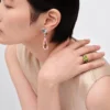 Anillo solitario Couleur Vivante – Oro blanco con peridoto y amatista Anillo solitario Couleur Vivante – Oro blanco con peridoto y amatista