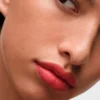 Barra de labios mate suave monocromática de Prada – O176 – Nacarat Barra de labios mate suave monocromática de Prada – O176 – Nacarat