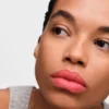 Barra de labios mate suave monocromática de Prada – O176 – Nacarat Barra de labios mate suave monocromática de Prada – O176 – Nacarat