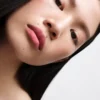 Barra de labios mate suave monocromática de Prada – P158 – Meranti Barra de labios mate suave monocromática de Prada – P158 – Meranti