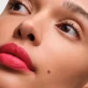Barra de labios mate suave monocromática de Prada – R126 – Scarlatto Barra de labios mate suave monocromática de Prada – R126 – Scarlatto