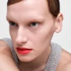 Barra de labios mate suave monocromática de Prada – R126 – Scarlatto Barra de labios mate suave monocromática de Prada – R126 – Scarlatto