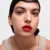 Barra de labios monocromática hipermate de Prada – R27 – Rubino Barra de labios monocromática hipermate de Prada – R27 – Rubino