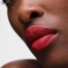 Barra de labios monocromática hipermate de Prada – R27 – Rubino Barra de labios monocromática hipermate de Prada – R27 – Rubino