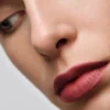 Barra de labios Prada Monochrome Hyper Matte – P59 – Amarena Barra de labios Prada Monochrome Hyper Matte – P59 – Amarena