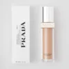 Base de maquillaje optimizadora de la piel Prada Reveal – Dw70 – Oscuro cálido Base de maquillaje optimizadora de la piel Prada Reveal – Dw70 – Oscuro cálido