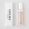 Base de maquillaje optimizadora de la piel Prada Reveal – Lw10 – Claro cálido Base de maquillaje optimizadora de la piel Prada Reveal – Lw10 – Claro cálido