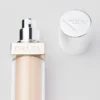 Base de maquillaje optimizadora de la piel Prada Reveal – Lw5 – Claro cálido Base de maquillaje optimizadora de la piel Prada Reveal – Lw5 – Claro cálido