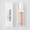 Base de maquillaje optimizadora de la piel Prada Reveal – Mw45 – Tono medio cálido Base de maquillaje optimizadora de la piel Prada Reveal – Mw45 – Tono medio cálido