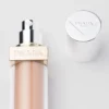 Base de maquillaje optimizadora de la piel Prada Reveal – Mw45 – Tono medio cálido Base de maquillaje optimizadora de la piel Prada Reveal – Mw45 – Tono medio cálido