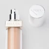 Base de maquillaje optimizadora de la piel Prada Reveal – Mw50 – Tono medio cálido Base de maquillaje optimizadora de la piel Prada Reveal – Mw50 – Tono medio cálido