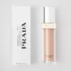 Base de maquillaje optimizadora de la piel Prada Reveal – Mw55 – Medio cálido Base de maquillaje optimizadora de la piel Prada Reveal – Mw55 – Medio cálido