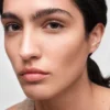 Base de maquillaje optimizadora de la piel Prada Reveal – Mw55 – Medio cálido Base de maquillaje optimizadora de la piel Prada Reveal – Mw55 – Medio cálido