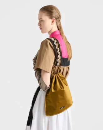 Bolsita Prada Wish de seda duquesa