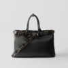 Bolso de cuero con hebilla de Prada y cinturón con tachuelas