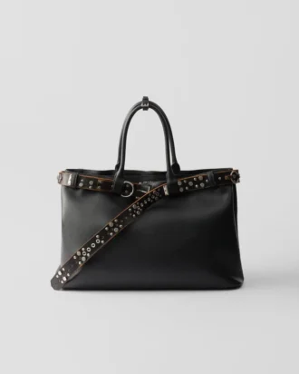 Bolso de cuero con hebilla de Prada y cinturón con tachuelas
