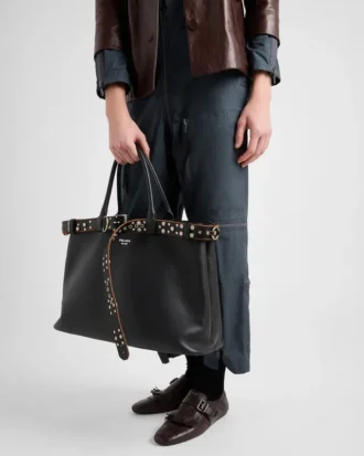 Bolso de cuero con hebilla de Prada y cinturón con tachuelas