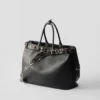 Bolso de cuero con hebilla de Prada y cinturón con tachuelas