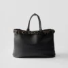 Bolso de cuero con hebilla de Prada y cinturón con tachuelas