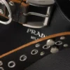 Bolso de cuero con hebilla de Prada y cinturón con tachuelas