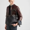 Bolso de cuero con hebilla de Prada y cinturón con tachuelas