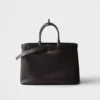 Bolso de cuero con hebilla y cinturón de Prada Bolso de cuero con hebilla y cinturón de Prada
