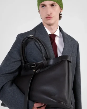 Bolso de cuero con hebilla y cinturón de Prada