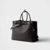 Bolso de cuero con hebilla y cinturón de Prada Bolso de cuero con hebilla y cinturón de Prada