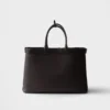 Bolso de cuero con hebilla y cinturón de Prada Bolso de cuero con hebilla y cinturón de Prada