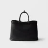 Bolso de cuero con hebilla y cinturón de Prada Bolso de cuero con hebilla y cinturón de Prada