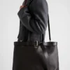 Bolso de cuero con hebilla y cinturón de Prada Bolso de cuero con hebilla y cinturón de Prada
