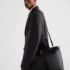 Bolso de cuero con hebilla y cinturón de Prada Bolso de cuero con hebilla y cinturón de Prada