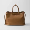 Bolso de cuero con hebilla y doble cinturón de Prada Bolso de cuero con hebilla y doble cinturón de Prada