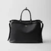Bolso de cuero con hebilla y doble cinturón de Prada Bolso de cuero con hebilla y doble cinturón de Prada