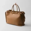 Bolso de cuero con hebilla y doble cinturón de Prada Bolso de cuero con hebilla y doble cinturón de Prada