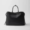 Bolso de cuero con hebilla y doble cinturón de Prada Bolso de cuero con hebilla y doble cinturón de Prada