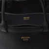 Bolso de cuero con hebilla y doble cinturón de Prada Bolso de cuero con hebilla y doble cinturón de Prada
