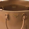 Bolso de cuero extragrande con hebilla de Prada Bolso de cuero extragrande con hebilla de Prada