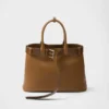 Bolso de cuero grande con hebilla y correa de Prada Bolso de cuero grande con hebilla y correa de Prada