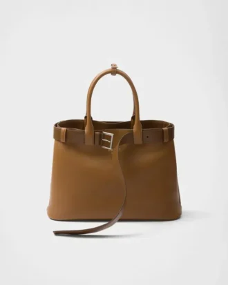 Bolso de cuero grande con hebilla y correa de Prada