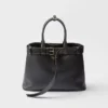 Bolso de cuero grande con hebilla y correa de Prada