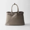 Bolso de cuero grande con hebilla y correa de Prada Bolso de cuero grande con hebilla y correa de Prada