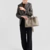 Bolso de cuero grande con hebilla y correa de Prada Bolso de cuero grande con hebilla y correa de Prada