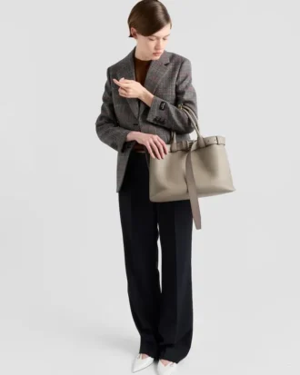 Bolso de cuero grande con hebilla y correa de Prada