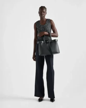 Bolso de cuero grande con hebilla y correa de Prada