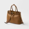 Bolso de cuero grande con hebilla y correa de Prada Bolso de cuero grande con hebilla y correa de Prada