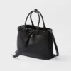 Bolso de cuero grande con hebilla y correa de Prada