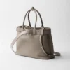 Bolso de cuero grande con hebilla y correa de Prada Bolso de cuero grande con hebilla y correa de Prada