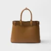 Bolso de cuero grande con hebilla y correa de Prada Bolso de cuero grande con hebilla y correa de Prada